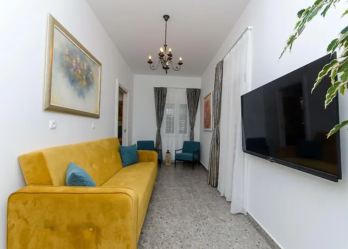 Lapis Apartment Split