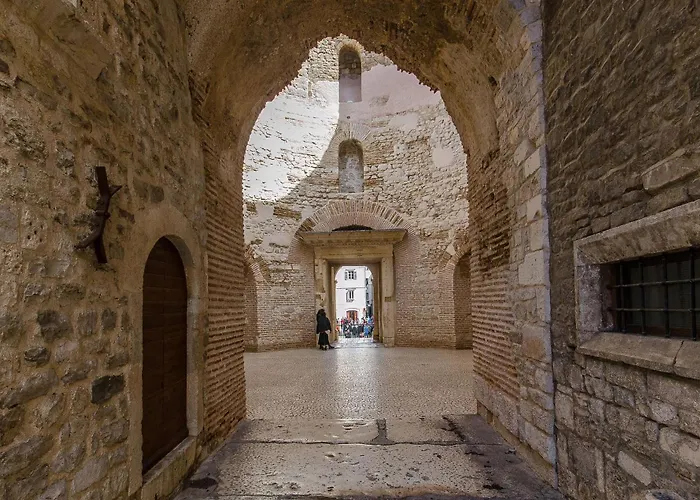 Apartment Lapis Split